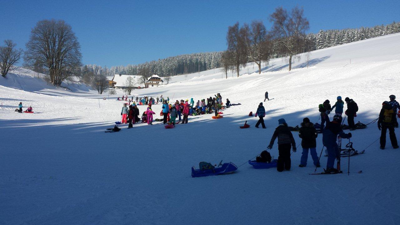 Kinder Gruppe am Fuße des Schlossbergs